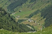 61 Zoom sulla Valle Lunga con la stradetta risalente dalla Valtellina